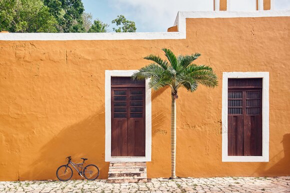 Bike and yellow wall from Temozon Sur website